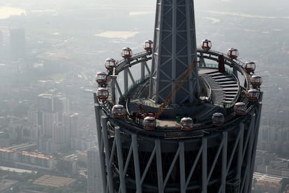 Es una de las norias más atípicas del mundo y no apta para quienes padezcan vértigo: se trata de una noria horizontal que rodea el mirador de la torre de la televisión de Cantón (China), a unos 550 metros del suelo (la torre llega a los 604). Sus 16 góndolas, con capacidad para 4-6 personas, giran entre 20 y 40 minutos por un raíl que recorre el perímetro circular de la terraza. Una vista perfecta de 360 grados que desaparece en los días nublados, ya que los pasajeros suelen quedar por encima de las nubes. Más información: <a href="http://www.cantontower.com/" target="_blank">www.cantontower.com</a>