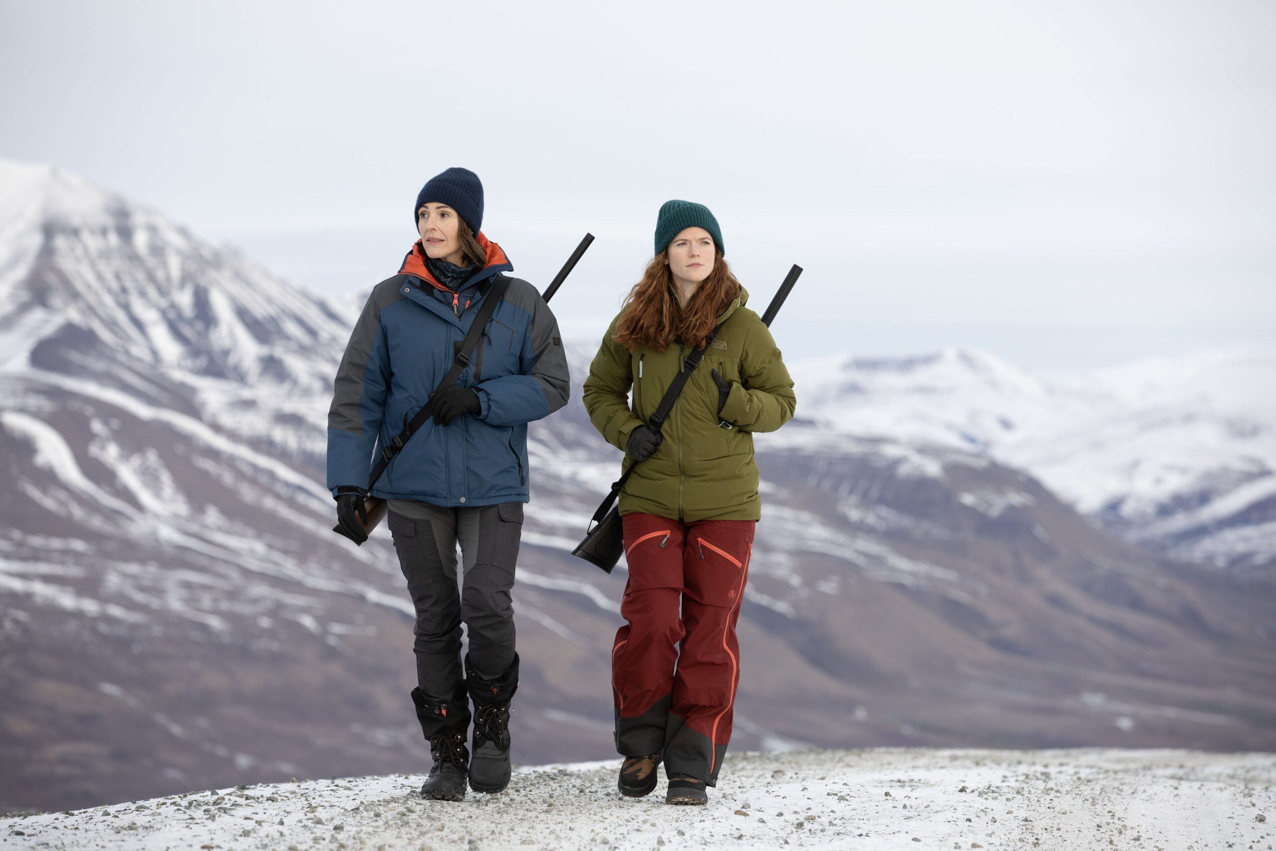Suranne Jones y Rose Leslie, en la tercera temporada de 'Vigil: conspiración en el Ártico'.