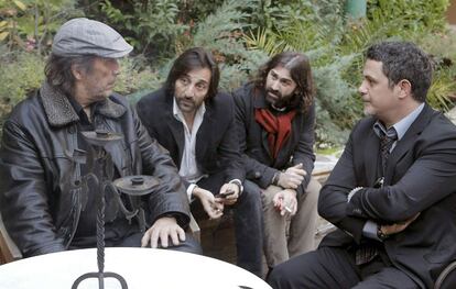 Talento reunido para dar el último adiós a otro maestro, Morente. Alejandro Sanz (derecha), el productor musical Javier Limón (segundo por la derecha), Antonio Carmona (segundo por la izquierda) y Paco de Lucía, durante su asistencia a la capilla ardiente del cantaor Enrique Morente el 14 de diciembre de 2010 en Madrid.