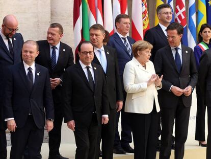 Los líderes europeos se colocan para hacerse la foto de familia durante la cumbre por el 60 aniversario del Tratado de Roma.