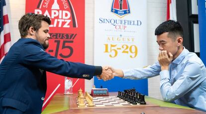 Carlsen y Ding se saludan al inicio de una partida de la Copa Sinquefield, el pasado agosto en el Club de Ajedrez de San Luis (Misuri, EEUU)