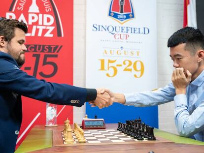 Carlsen y Ding se saludan al inicio de una partida de la Copa Sinquefield, el pasado agosto en el Club de Ajedrez de San Luis (Misuri, EEUU)
