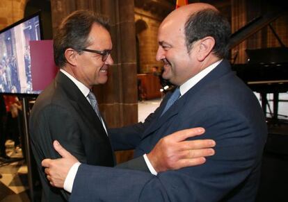 Saludo entre Artur Mas, a la izquierda, y Andoni Ortuzar.