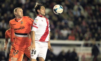 Larrivey contra el bal&oacute;n ante Mathieu.