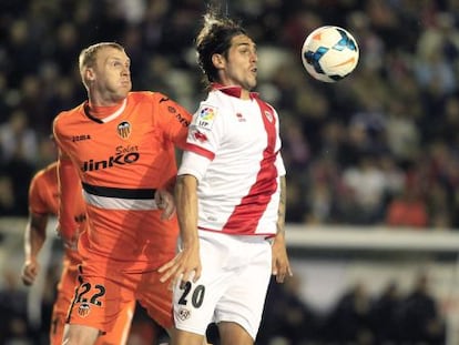 Larrivey contra el bal&oacute;n ante Mathieu.