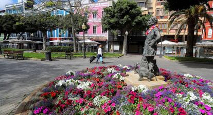 La estatua a Lolita Plumas en la Plaza Santa Catalina, desierta.