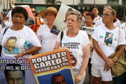 Rosalía Castro, en el centro, en una marcha junto a las compañeras del Solecito.