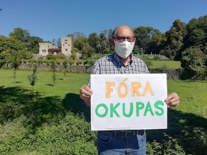 Manuel Monge, exedil del BNG en A Coruña, presidente de Defensa do Común y organizador de las marchas por la reivindicación de la Casa Cornide, el pasado septiembre en Meirás con un cartel de "fuera okupas".