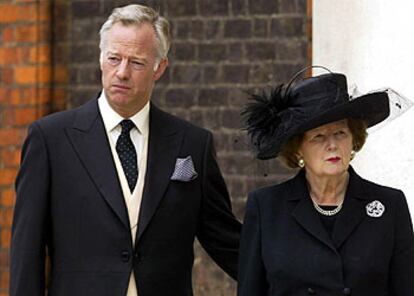 Mark Thatcher y su madre, Margaret, durante el entierro de su padre, Denis, en julio de 2003 en Londres.