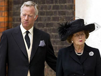 Mark Thatcher y su madre, Margaret, durante el entierro de su padre, Denis, en julio de 2003 en Londres.