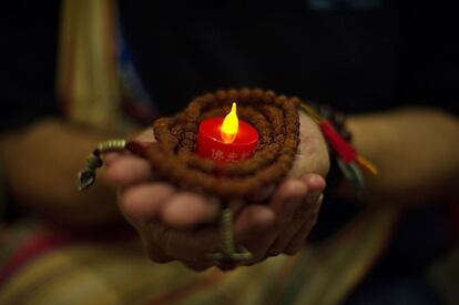 Velas encendidas en Kuala Lumpur, en memoria de los pasajeros del vuelo MH370 de Malaysia Airlines desaparecido en el Océano Índico. 31 de marzo de 2014.