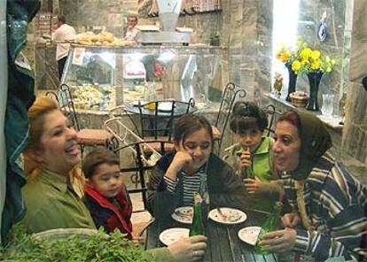 Una familia de iraquíes merienda en un establecimiento de Bagdad.
