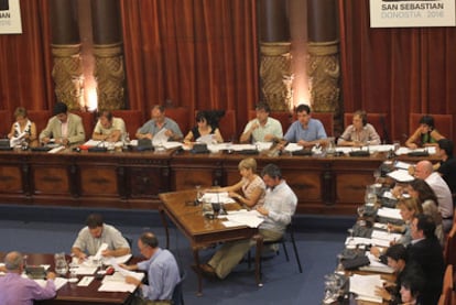 El alcalde de San Sebastián, Juan Karlos Izagirre (sentado al fondo en el centro), durante el pleno celebrado en julio pasado en el Ayuntamiento de San Sebastián.