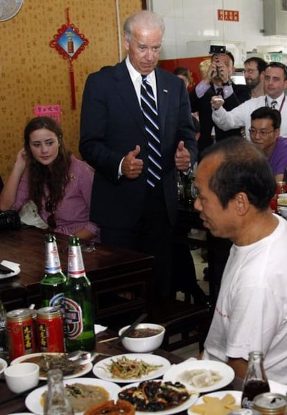 El vicepresidente estadounidense Joe Biden (centro) y su nieta Naomi Bn (izda) a su llegada a un hotel en Pekín (China).