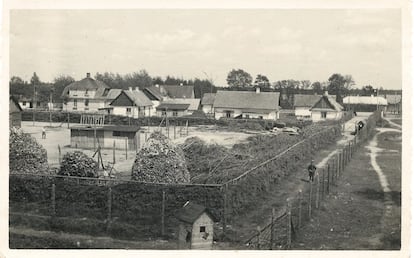 Vista del campo de Sobibor desde una torre de vigilancia, en el verano de 1943. Se puede apreciar la zona destinada a trabajos forzados y a un preso, así como a dos guardas patrullando.
