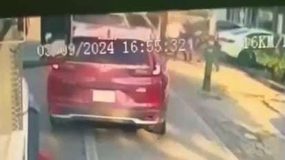 Captura del vídeo en el que se muestra el secuestro de Roblero, en Tuxtla Gutiérrez (Chiapas). Vestía una camisa blanca y pantalón oscuro mientras era obligado a subir a una camioneta.