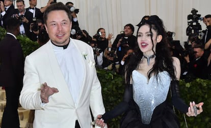 Elon Musk y Grimes a su llegada a la gala MET de este año.