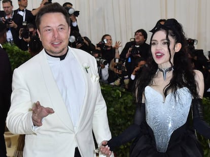 Elon Musk y Grimes a su llegada a la gala MET de este año.