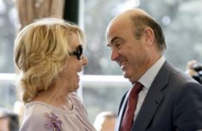 El ministro de Econom&iacute;a y Competitividad, Luis de Guindos y la presidenta del PP de Madrid, Esperanza Aguirre; a su llegada esta ma&ntilde;ana en Majadahonda al Foro Madrid