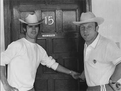 Gerd Müller y Uwe Seeler, a la puerta de su habitación de hotel.