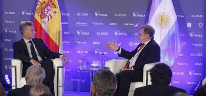 El presidente de Argentina, Mauricio Macri, conversa con el presidente ejecutivo de Prisa, Juan Luis Cebri&aacute;n.