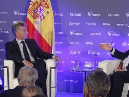 El presidente de Argentina, Mauricio Macri, conversa con el presidente ejecutivo de Prisa, Juan Luis Cebri&aacute;n.