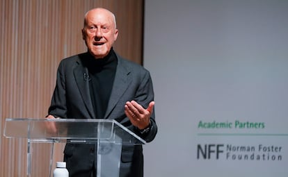 El arquitecto Norman Foster ha presentado el nuevo máster ‘On Sustainable Cities’ que permitirá a los alumnos trabajar en el desarrollo de ciudades sostenibles. El proyecto une  a la Universidad Autónoma de Madrid y al Norman Foster Institute (NFI) con con el apoyo de Sanitas y Bupa.