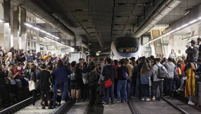 Manifestantes cortan las vías del tren durante la huelga del 8 de noviembre.