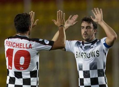 Alonso saluda a Fisichella durante el partido de fútbol disputado ayer por algunos pilotos en Turquía.