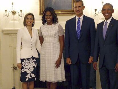 Los reyes Felipe y Letizia junto al presidente de EEUU, Barack Obama y la primera dama, Michelle, posando hoy en la Casa Blanca, en el primer d&iacute;a del viaje oficial que sus Majestades realizan a Estados Unidos.