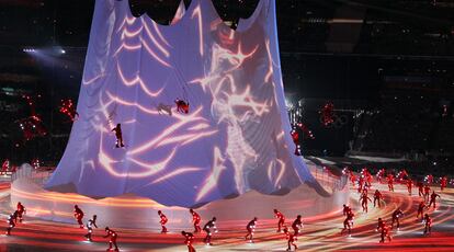 Patinadores y esquiadores participan en un espectáculo de luz y color en la apertura de los Juegos de Invierno de Vancouver