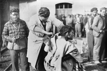 Un sanitario retira una escayola a un refugiado republicano en el campo francés de Barcarès en 1939. 