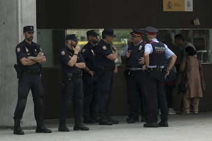 Miembros de la Policía Nacional de los Mossos d'Esquadra en Barcelona.
 