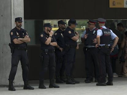 Miembros de la Policía Nacional de los Mossos d'Esquadra en Barcelona.
 