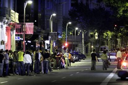 Gente a la salida de las discotecas, bares y pubs en la calle Aribau con la avenida Diagonal.