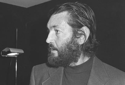 El escritor Julio Cortázar en un acto organizado en el Centro Cultural de la Villa de Madrid por la Comisión Argentina de Derechos Humanos con motivo del quinto aniversario del golpe militar argentino en 1981.