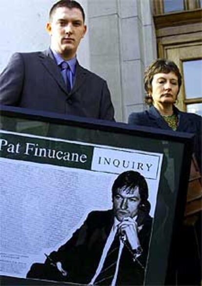 El hijo y la viuda de Pat Finucane muestran un cartel en el que aparece éste.