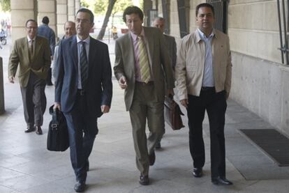 El alcalde de Camas, Agustín Pavón, a la derecha, se dirige hoy con sus abogados a los juzgados de Sevilla.