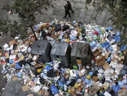 Basura en la calle Pez con la plaza de Carlos Cambronero.