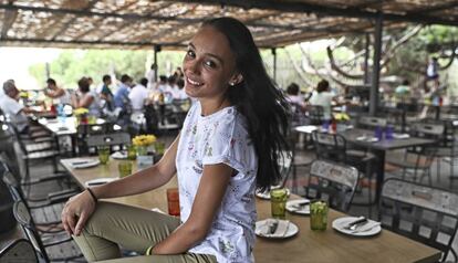 02/08/2017 Arantxa Gonzalez, 22 a&ndash;os, hostess del restaurante Kauai de Gava. Foto: Joan Sanchez010/02/2017 El director general de operaciones Amazon para Espa&ndash;a e Italia, acompa&ndash;ado por el Presidente de la Generalitat Carles Puigdemont y el alcalde de El Prat Lluis Tejedor han visitado esta ma&ndash;ana las obras del centro log&rsquo;stico que la compa&ndash;&rsquo;a esta construyendo en El Prat de Llobregat. Foto: Joan Sanchez