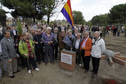 Acto de inauguración del Jardín de la Memoria en Carabanchel, en homenaje a los presos encarcelados por la dictadura franquista.