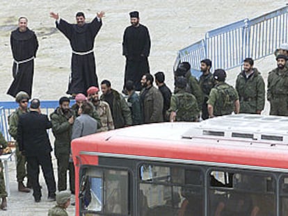 Los frailes franciscanos despiden a los últimos palestinos que abandonan la basílica de la Natividad, ayer por la mañana en Belén.