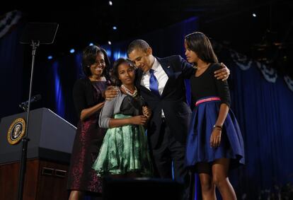 Cuatro años después, se repetía la escena. El matrimonio Obama y sus dos hijas subían al escenario de la base central del Partido Demócrata para celebrar la reelección del presidente.