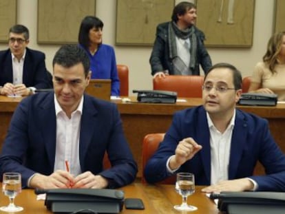 Micaela Navarro, Pedro Sánchez y César Luena, este martes.