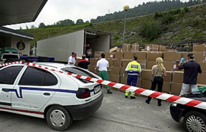 Los agentes revisaban ayer la carga del camión marroquí en el que fueron hallados cuatro cadáveres.