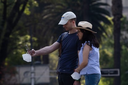 La Ciudad de México continúa en semáforo verde de alerta epidemiológica. En la imagen, dos turistas caminan en el Paseo de la Reforma.