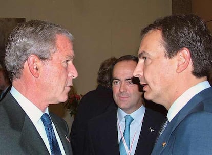 De izquierda a derecha, George W. Bush, José Bono y Rodríguez Zapatero, en Estambul en junio de 2004.