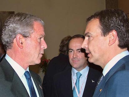 De izquierda a derecha, George W. Bush, José Bono y Rodríguez Zapatero, en Estambul en junio de 2004.