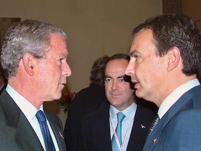 De izquierda a derecha, George W. Bush, José Bono y Rodríguez Zapatero, en Estambul en junio de 2004.