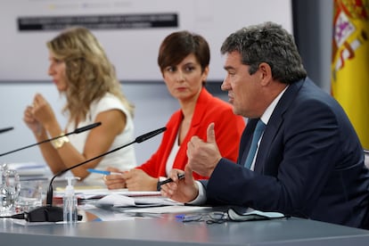 La vicepresidenta segunda y ministra de Trabajo, Yolanda Díaz; la responsable de Política Territorial y portavoz del Gobierno, Isabel Rodríguez; y el ministro de Inclusión, José Luis Escrivá, tras la reunión del Consejo de Ministros, este martes en La Moncloa.